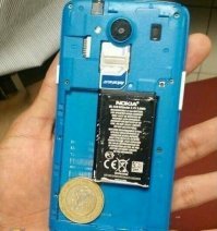 Трюк известный, но ёмкость столь мелкой батареи, разумеется, много меньше, чем ёмкость оригинальной. Так что только как аварийное, временное решение.