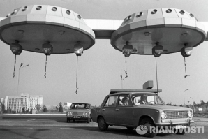 Одна из двух "космических" заправок в Киеве. Конструкции до сих пор стоят, правда уже работают на обычные колонки
А вдали мой район виднеется :-))))