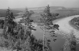 в нынешнем состоянии место впадения Камы в Волгу было не всегда, оно стало таким большим после постройки Куйбышевской ГРЭС.на фото вид с молодецкого кургана до плотины и современное фото