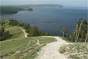 в нынешнем состоянии место впадения Камы в Волгу было не всегда, оно стало таким большим после постройки Куйбышевской ГРЭС.на фото вид с молодецкого кургана до плотины и современное фото