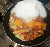 Я вот так последнее яйцо тухлое разбил в сковородку.