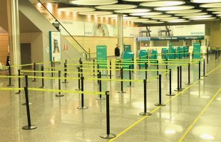 В некоторых местах так не любят спящих бомжей, что даже ленты не снимают.