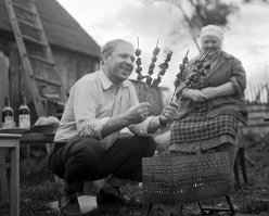 Почему-то считался любимым клоуном у Детворы .
У меня тоже , не смотря на Юрия Никулина , он был для Детей чуть постарше .
Слышал что он очень был неуживчив с коллегами и т.д.
Но ...