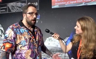 Самый крутой участник той миссии. Смотрел тогда прямую трансляцию онлайн и сразу обратил внимания на этого учёного. Потом его ещё заставили извинятся за рубашку с тётками.