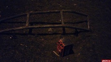 Вот мразь, больно ей от наручников, скулит. А какая боль родителям, когда такие мрази, убивают своих пассажиров? Пока едут они говорят, да нормально все не ссыте, а потом, двоих в закрытых гробах хоронили. 30 дек 2017 Напомним, около 5 часов утра Honda Civic, двигавшаяся по Рижскому проспекту в районе пересечения с улицей Западной, выехала на полосу встречного движения и столкнулась с деревом. В салоне находились четыре человека: два парня 1997 года рождения, один из которых был за рулем, девушка 1999 года рождения. Год рождения еще одного молодого человека устанавливается. 
Предположительно, все четверо были в нетрезвом состоянии. 
В результате ДТП три молодых человека погибли, девушка госпитализирована с травмой плеча.
 Насколько я слышал, пьяную компанию, заметили на заправке, сообщили в ГИБДД. Их начали преследовать, водила естественно останавливаться не хотел, в результате убил себя и еще двоих. Информацию о преследовании потом убрали, т.к. тупой народ стал обвинять гайцов, типа не было бы погони, были бы живы.