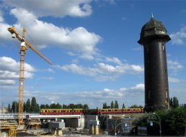 Водонапорная башня на ж/д станции Осткройц, Берлин (Wasserturm Ostkreuz Berlin) в виде шлема Кайзера
Построена в 1912 году.