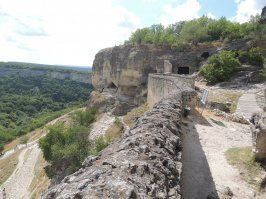 Если ехать побухать и потусоваться, то Крым не то что ищите. Если полазить по достопримечательностям и по пляжам - один из лучших вариантов. В Турции вас ждет инкубаторское побережье, а в Крыму на любой "вкус и цвет". В 2016 году решили с женой вместо экскурсии дикарями съездить в Бахчисарай, т.е. на рейсовых автобусах из Севастополя. Блин. уезжали под ночь на последнем автобусе, с чувством что если и ехать туда так на 2-3 дня, не меньше. А ведь таких городков там наверно много. И оказывается не только пляжи в Крыму есть.