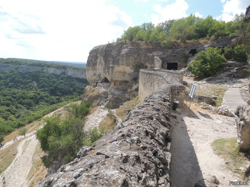 Если ехать побухать и потусоваться, то Крым не то что ищите. Если полазить по достопримечательностям и по пляжам - один из лучших вариантов. В Турции вас ждет инкубаторское побережье, а в Крыму на любой "вкус и цвет". В 2016 году решили с женой вместо экскурсии дикарями съездить в Бахчисарай, т.е. на рейсовых автобусах из Севастополя. Блин. уезжали под ночь на последнем автобусе, с чувством что если и ехать туда так на 2-3 дня, не меньше. А ведь таких городков там наверно много. И оказывается не только пляжи в Крыму есть.