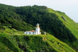Маяк на мысе Жонкиер, Сахалин. Пока действует, но башня наклонилась и крен больше чем у Пизанской башни. Ищут средства на ремонт.