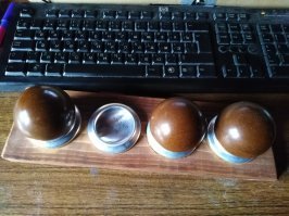 Моя подставка для бильярдных шаров. Правда я их использую как антистресс: жонглирую или метаю. Помогает. Окно только разбил и пару кнопок клавиатуры сломались.