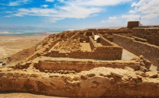 подожгли стены крепости(С)