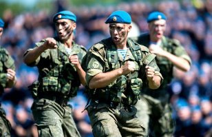 А как же композиторы? Чайковский, Бородин, Глинка, Мусоргский, Рахманинов, Стравинский и другие великие имена.
А русский балет?
А русский солдат?
А русские женщины?