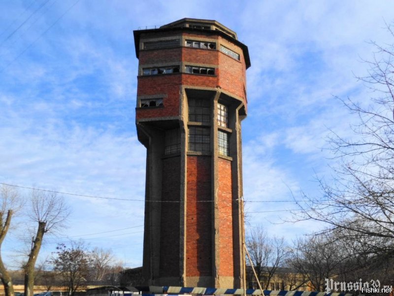 "Водонапорная башня Балтийска (Пиллау), Калининградская область. Возведена в 1927, снесена в нынешнем году."
Откуда информация о сносе? Каждый день её вижу. Стоит родимая, ещё всех нас переживёт.
Городская водонапорная башня на Рейхштрассе 131 в Пиллау была построена в 1927 году в стиле "баухаус" по проекту Густава Карла Ханнса Хоппа (1890-1971). Высота башни составляет 32 м, объем резервуаров - 300 куб. м. Помимо основной функции, резервуара для снабжения города водой, башня служила в качестве наблюдательного пункта за акваторией Балтийского моря.

С начала 2012 года водонапорная башня огорожена забором, на объекте проводятся противоаварийные и восстановительные работы.

Приказом Службы государственной охраны объектов культурного наследия Калининградской области от 28 марта 2011 года № 17 водонапорная башня получила статус выявленного объекта культурного наследия, подлежащего государственной охране.