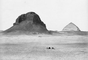 "Египетские пирамиды с восточной стороны, 1857"
Тут нужно пояснить, что это не те известные всем пирамиды в Гизе, а другие.
На фото две пирамиды в Дахшуре (20 км от Гизы): Черная пирамида Аменемхета III (развалины на переднем плане) и Ломаная пирамида (вдали).
Фото, действительно, сделано с востока на запад.