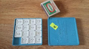 Сто раз водил ребенка в туалеты с дверью внутрь. Он заходит, я прикрываю дверь, он проходит в освободившееся пространство, я приоткрываю дверь и тогда тоже помещаюсь с возможностью закрыть за собой. Детские навыки помогли :-)