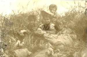 А мы собирали огурцы в ящики, потом ящики закончились, ссыпали их в кучу. И они тупо гнили в поле, тоже самое с помидорами. А потом нас кинули на прополку капусты. Трава с человеческий рост, август месяц, какая там капуста...