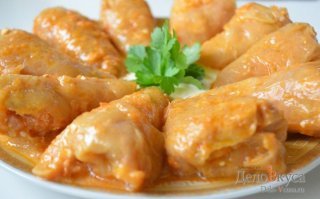 "Делать классический рецепт утомительно", потому что заварачивать фарш в листы капусты - это  о.х.у.и.т.е.л.ь.н.ы.й труд ?   А  сделать этих, ленивых,  труда не составляет ? Спасибо,  я лучше не буду лениться и сделаю нормальные голубцы, потратив раза в три меньше времени.