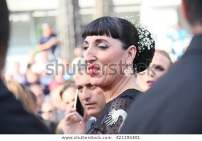 Фотку надо было другую подыскать. 
Это не еврейка, а испанка Rossy de Palma.