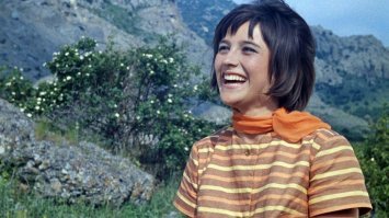 Ната лья  Варле й   советская и российская актриса театра, кино и цирка. 
Родилась: 22 июня 1947 г.   - помнит.
и
Ната лья  Селезнёва   советская и российская актриса. Народная артистка РФ. 
Родилась: 19 июня 1945 г.  - помнит.
Все остальные - умерли.