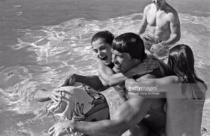Арнольд Шварценеггер и Настасья Кински в бассейне.1976 год, Лос-Анджелес.