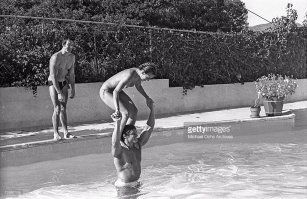 Арнольд Шварценеггер и Настасья Кински в бассейне.1976 год, Лос-Анджелес.