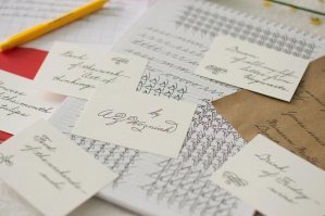 Этот стиль называется "американский курсив" или "бизнес-письмо".
У него очень интересная история происхождения...
А еще на нем базируются остальные виды письма острым пером, например, коперплейт.