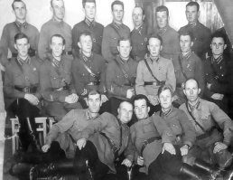 Командиры Первой бригады Воздушно-Десантных Войск.
Внизу, крайний слева троюродный дед, командир первой роты, первого батальона, первого полка бригады.
Большинство из них погибли в бою 6 августа 1941 года при обороне Украины, пгт Барановка, Житомирской обл.