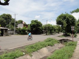 Там где часы, это площадь в Коринто, там бесплатный общественный вай-фай. Вечером народу собирается.. Там же кафе, дети гуляют. Жара-а-а.