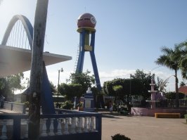 Там где часы, это площадь в Коринто, там бесплатный общественный вай-фай. Вечером народу собирается.. Там же кафе, дети гуляют. Жара-а-а.