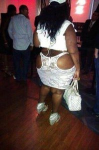 как это чудо умудрилось натянуть майку на свою жопу?