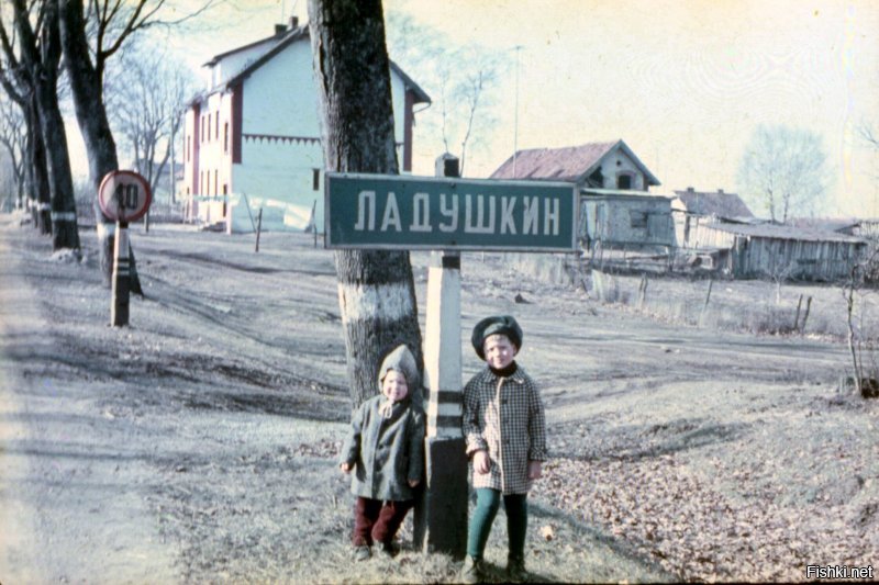 цветное фото практически не реально самому напечатать, да их и не печатали, а отдавали в мастерские, а мастерских таких не в каждом райцентре было, да и в больших городах не вдруг, к этому достаточно дорого, если одна чб фото напечатанная самим выходила в 5-10 копеек, то такая же цветная напечатанная в ателье получалась около 3 рублей, поскольку напечатав фотографию нужно было раздать по штучке всем кто на ней, то вот их и мало. гораздо больше в ходу были слайды, и цветные, и сам процесс просмотра завораживал. вот слайд 69-70 год