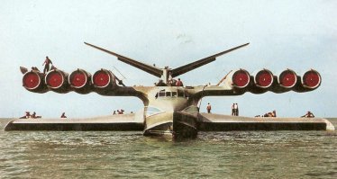 Жаль, не упомянули советское изобретение середины века - экраноплан. Экранопла н (в официальной советской классификации судно на динамической воздушной подушке)   высокоскоростное транспортное средство, аппарат, летящий в пределах действия аэродинамического экрана, то есть на относительно небольшой (до нескольких метров) высоте от поверхности воды, земли, снега или льда. При равных массе и скорости, удлинение крыла экраноплана намного меньше, чем у самолёта. По международной классификации (ИМО) относятся к морским судам.
Интересная конструкция. Погуглите "каспийский монстр" или Судно КМ, а также Экраноплан "Орленок".