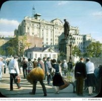 Памятник Александру Сергеевичу Пушкину, работы Александра Михайловича Опекушина, был установлен в Москве 6 (18) июня 1880 года. Памятник первоначально он был установлен в начале Тверского бульвара на Страстной площади (ныне Пушкинская). В 1950 году памятник переместили на противоположную сторону площади.
(хотя и фото 30-х. годов но из комментария вы поняли).
