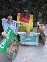 Сходил посмотрел, у жены и бабушки больше 30 пакетиков всяких семян и летних приправ.  Я столько вина не выпью ёппп.  .  А вообще человечество уже придумало скрепки.