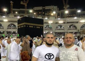 Ленон ты идиот? Сам не понимаешь-это фейк! Лень проверить, или как дитя неразумное всему веришь? Вот настоящее фото.