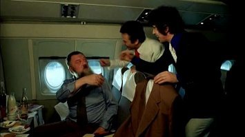 Не повело чуваку.Вот потерял бы паспорт в самолете - может и не пришлось бы мусор в Химках убирать!