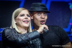 "Глядя на эту молодую и подтянутую женщину, сложно поверить, что ей исполнилось пятьдесят пять лет." - не преувеличивайте, не сложно;)