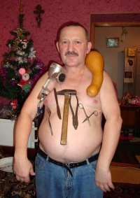 Мужчина с сотовым телефоном на спине рассмешил Сеть