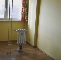 Балконную перегородку снесли, тем самым расширив жилое пространство, а стояк с радиатором видимо местные сантехники отказались переносить. В квартирах-студиях часто за счёт балкона расширяют квартиру.