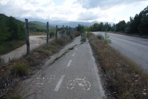 А не наоборот ли? Может это выезд из Белоруссии в Россию.
Ой как в Россиюшке плохо всё. Достали. Вот вам просвещённая Европа. Италия. Друг сейчас там на велосипеде пытается ездить.