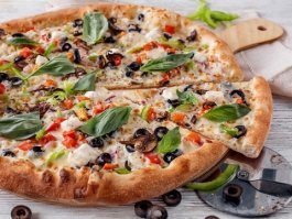 Вот на моих фото пицца, а в посте - болезнь какая-то . "Просто на сковороде" никакую пиццу вы не приготовите. Это будет какая то непонятная булка с сыром. В 90-е годы такие "пиццы" были очень популярны на ВДНХ и прочих парках, только к пицце это изделие не имеет ни малейшего отношения...