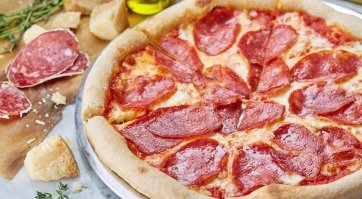 Вот на моих фото пицца, а в посте - болезнь какая-то . "Просто на сковороде" никакую пиццу вы не приготовите. Это будет какая то непонятная булка с сыром. В 90-е годы такие "пиццы" были очень популярны на ВДНХ и прочих парках, только к пицце это изделие не имеет ни малейшего отношения...