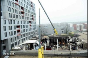 При обрушении магазина Maxima в Золитуде (Рига, Латвия) 21 ноября 2013 года погибло 54 человека. По мнению строительных экспертов, трагедия произошла из-за неправильно рассчитанной нагрузки конструкций крыши.