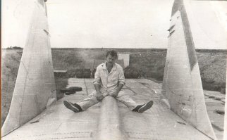 У нас в полку  - вариант № 1.
Два года обслуживал этот девайс.. Впечатлений - на всю оставшуюся жизнь ! Уникальный самолёт - по красоте, мощи и.. массандре.