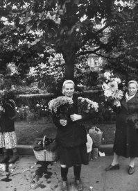 Фотографии очень естественные, без агитационных прикрас и без желания словить негатива. Словно смотришь чей то фотоальбом... 
 Мне более впечатлила эта фотография: