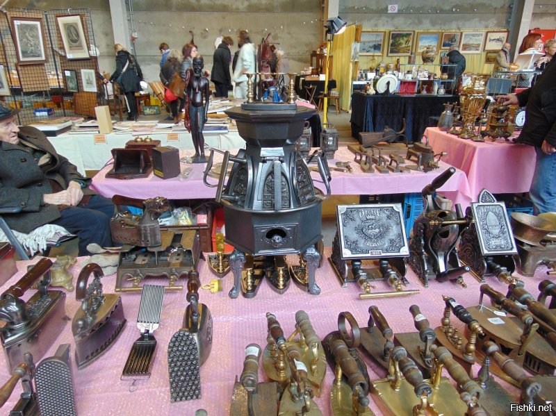 Это Бельгия. Игрушка Джексона. Или Черчилль в мантии рыцаря ордена Подвязки. А еще пушка. Уже штуки четыре видел. И все разные. Утюги. Стоимость одного около 500 евро. Даже рыцарские шпоры можно найти...