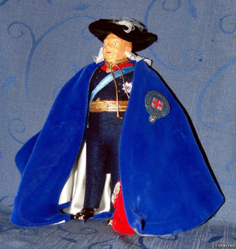 Это Бельгия. Игрушка Джексона. Или Черчилль в мантии рыцаря ордена Подвязки. А еще пушка. Уже штуки четыре видел. И все разные. Утюги. Стоимость одного около 500 евро. Даже рыцарские шпоры можно найти...