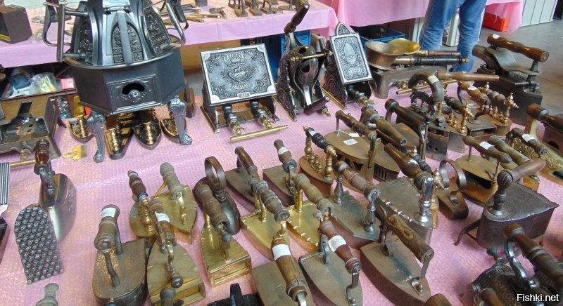 Это Бельгия. Игрушка Джексона. Или Черчилль в мантии рыцаря ордена Подвязки. А еще пушка. Уже штуки четыре видел. И все разные. Утюги. Стоимость одного около 500 евро. Даже рыцарские шпоры можно найти...