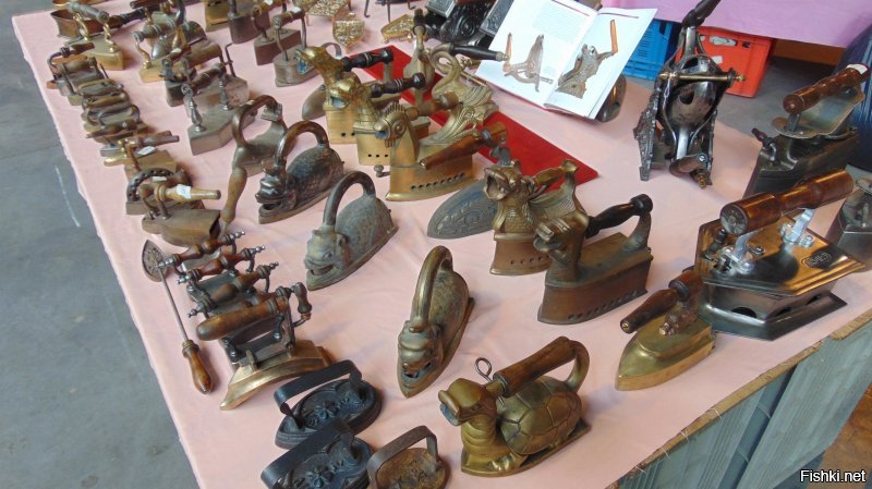 Это Бельгия. Игрушка Джексона. Или Черчилль в мантии рыцаря ордена Подвязки. А еще пушка. Уже штуки четыре видел. И все разные. Утюги. Стоимость одного около 500 евро. Даже рыцарские шпоры можно найти...