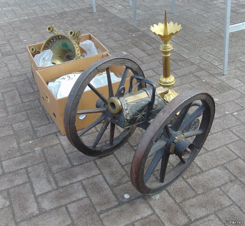 Это Бельгия. Игрушка Джексона. Или Черчилль в мантии рыцаря ордена Подвязки. А еще пушка. Уже штуки четыре видел. И все разные. Утюги. Стоимость одного около 500 евро. Даже рыцарские шпоры можно найти...